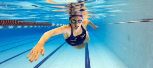 come imparare a nuotare, uomo nuota in piscina